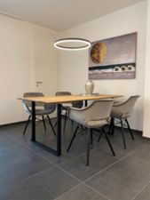 Essbereich mit Echtholztisch