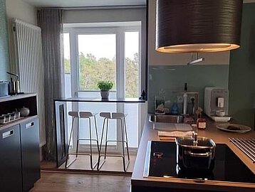 offene Wohnküche mit Bartisch