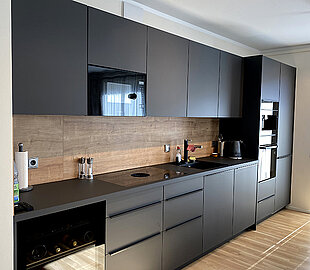 moderne Wohnküche in anthrazit matt
