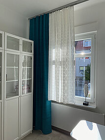 Gardinen im Büro türkis und weiß im Mix