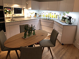 Designküche mit Glasspritzschutz