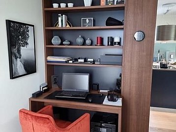 Schreibtisch mit Regal als Raumteiler