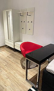 moderne Garderobe in weiß-schwarz