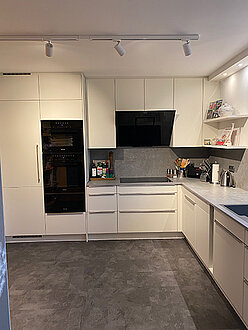 Küche weiß schwarz grau