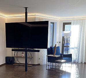 TV an Säule Boden-Decken-Verspannung